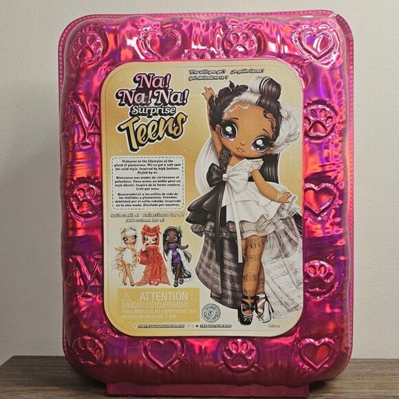 Na! Na! Na! Surprise Teens Doll Series 3, Queenie Plume Peacock NWT - Picture 2 of 9